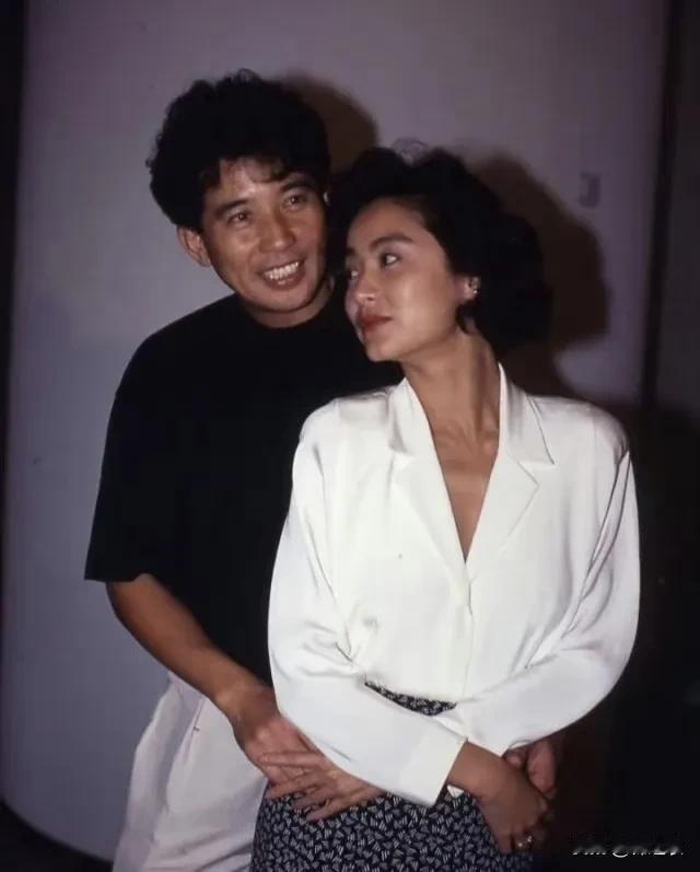 林青霞这么有名的明星，身边追求她的肯定也是有钱人，所以她结婚找个有钱的男人也很正