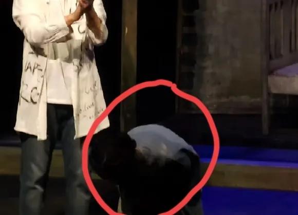 黄磊太会教女儿了，黄多多话剧现场致谢时做的3个动作看出什么才是“星二代”该有的教