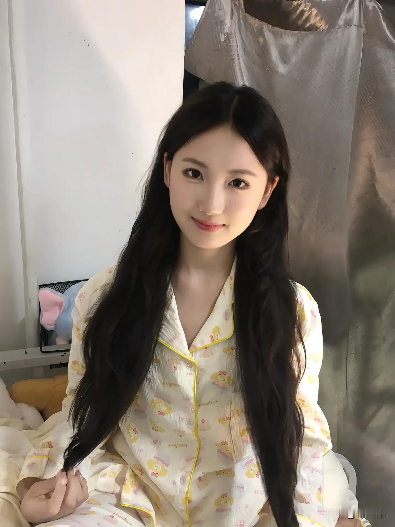 长夜灯前坐，美人相对眠。