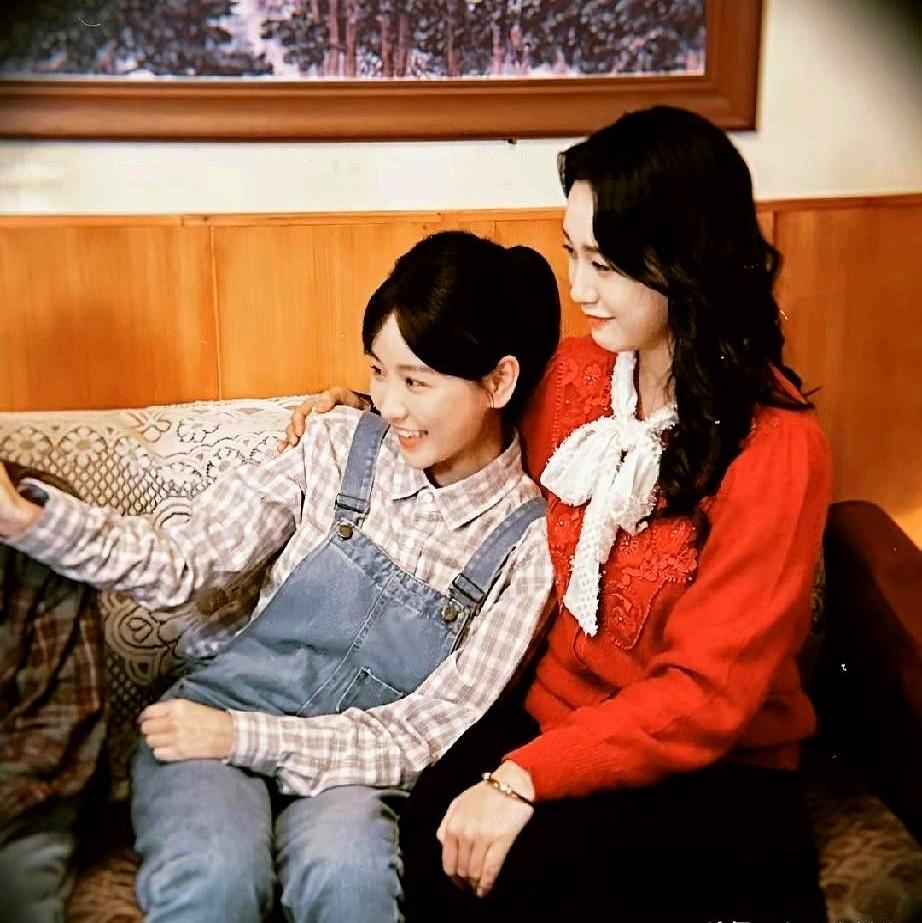 演妈的比演女儿的还小，这剧有点东西。《家里家外2》这剧本设定，讲真，有点太完