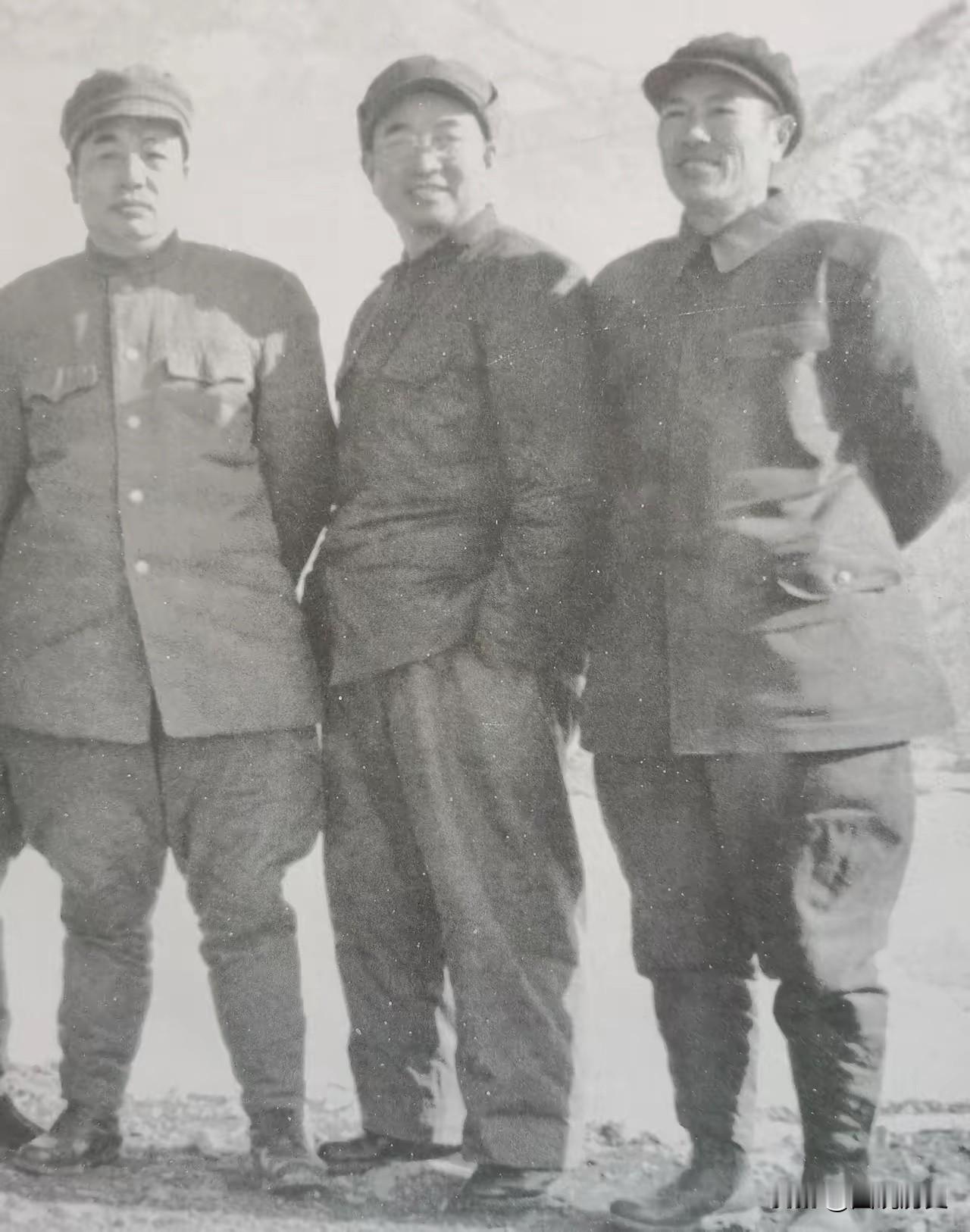 这张珍贵合影拍摄于50年代的朝鲜战场，我军的三位高级将领的一张珍贵合影，他们身穿