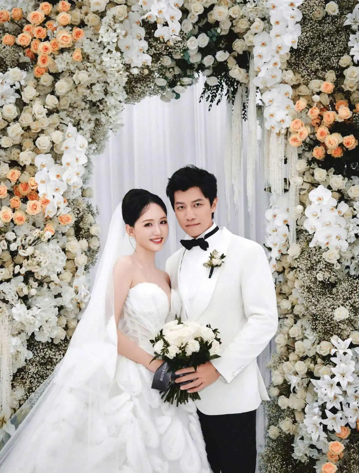 陈乔恩和姐姐的伴娘们宛如天上的仙女，身着洁白如雪的婚纱，每个人的脸上都洋溢着满满