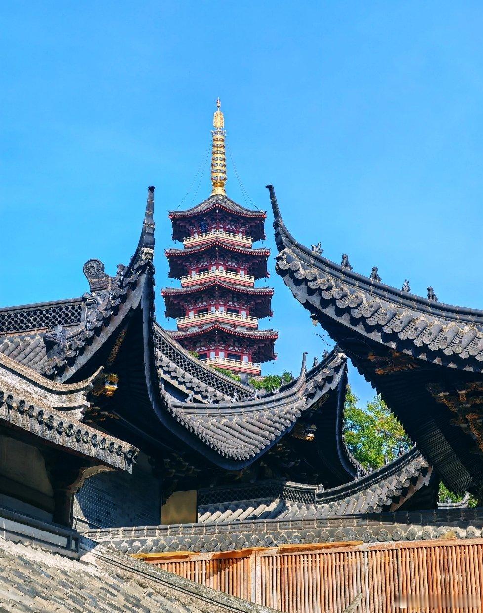 中国历史上当过皇帝的有四百多位，可真正被老百姓供上神坛、当成“财神”来拜的，却只