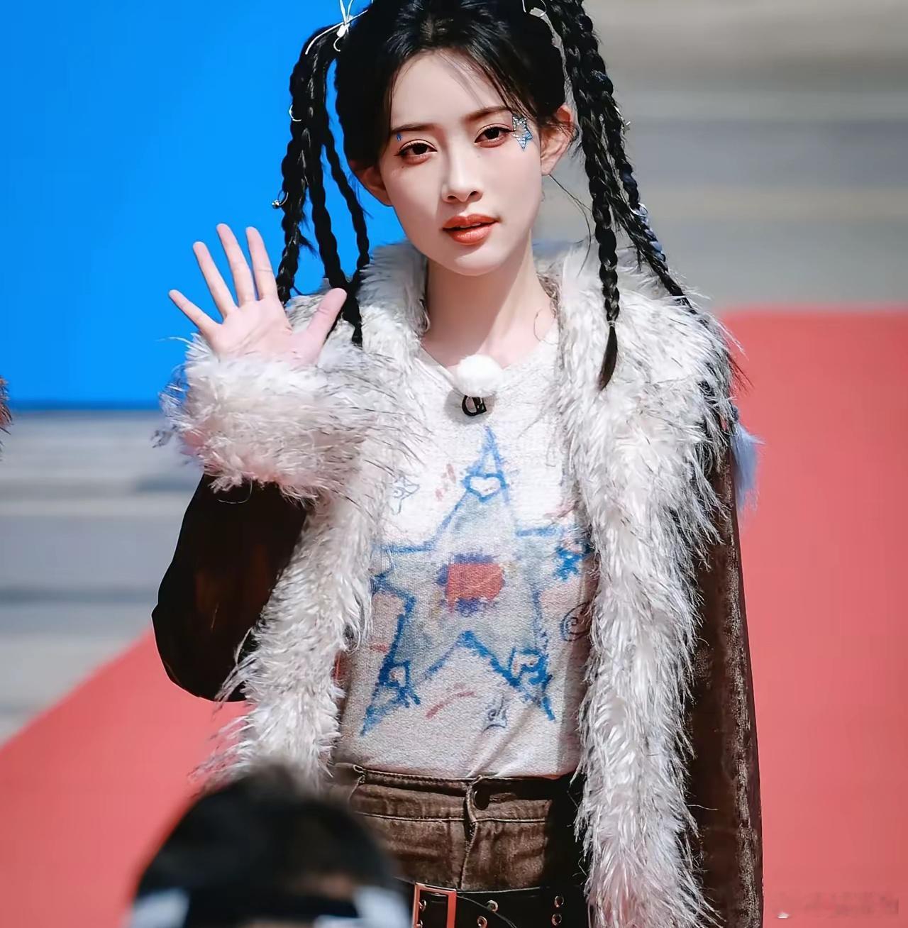 孟子义确实不适合跑男啊，因为早期的baby直接素颜，单马尾，中期的迪丽热巴也是很