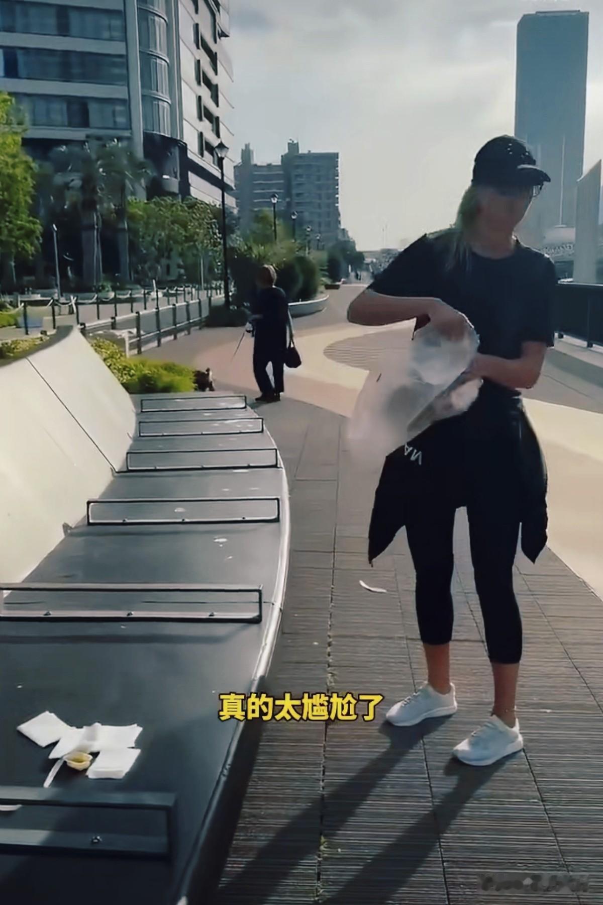 日本球迷在世界杯赛场捡垃圾，这事儿又被吹上了天。FIFA点赞，外媒叫好，一套流程