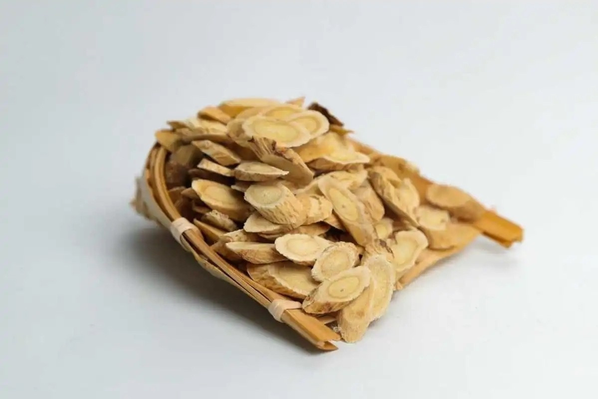 黄芪的9种搭配，补气血，养五脏1、黄芪+白术适合：脾胃虚弱，多汗，消化不好的人2
