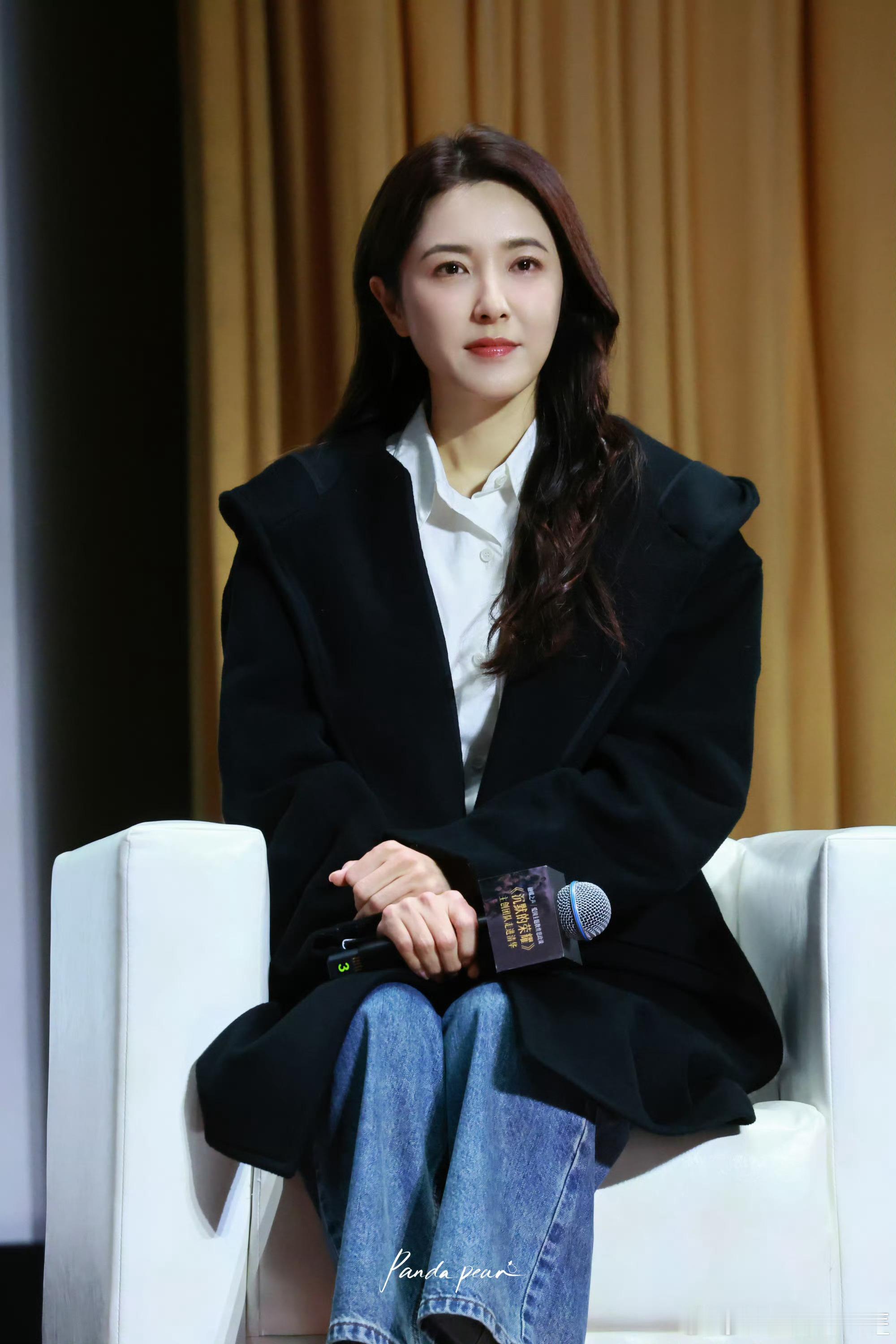 曾黎这体制内穿搭，朴素又有质感，完美贴合人设。那气质，就像身边亲切的前辈姐姐，忍