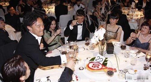 今天和闺蜜聊的最多的就是李亚鹏和王菲的这段婚姻。外界都在传是王菲变了心，要和谢