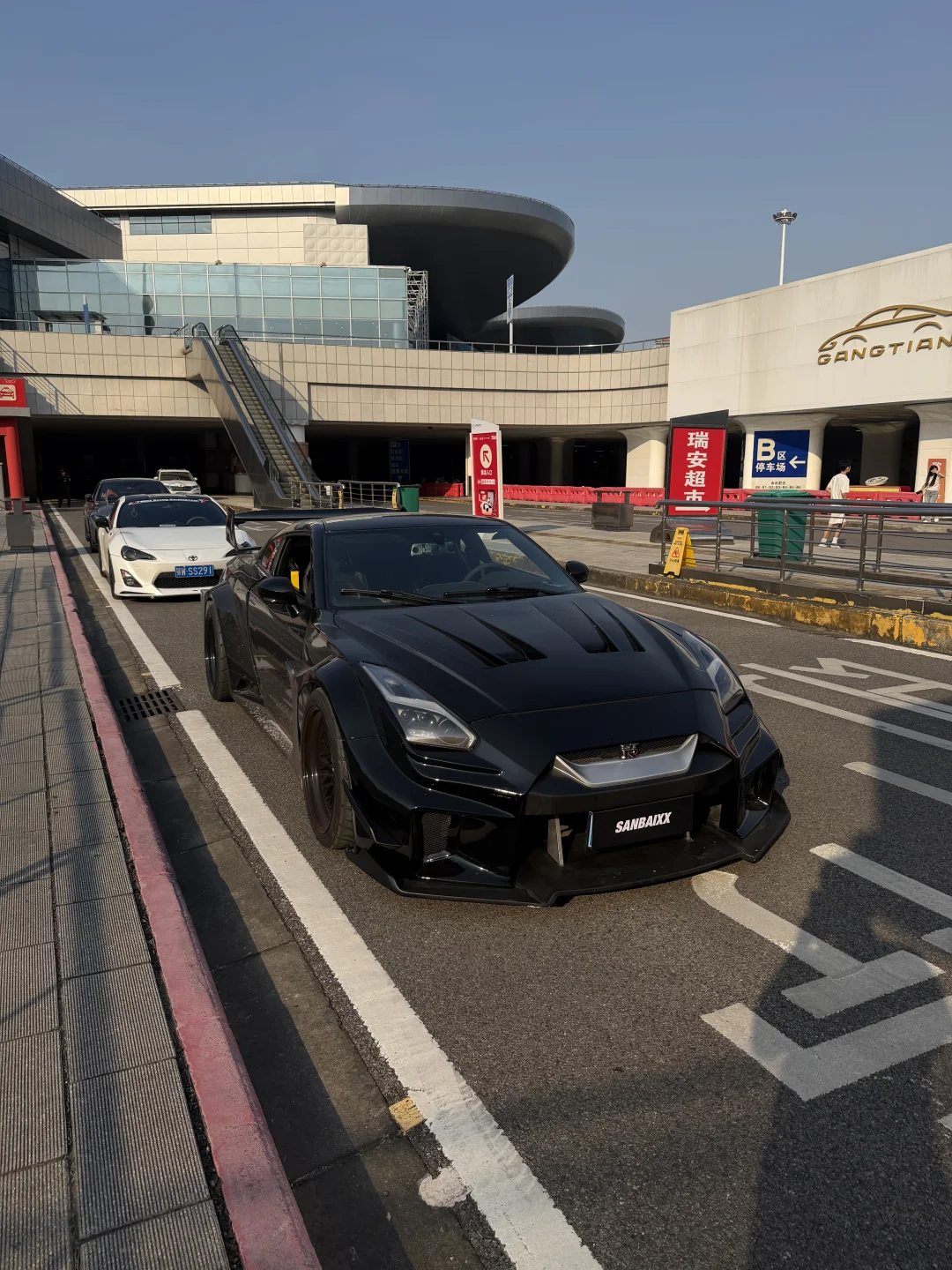 拍M4路上居然遇到了LBWK的GT-R，聊了下得知
