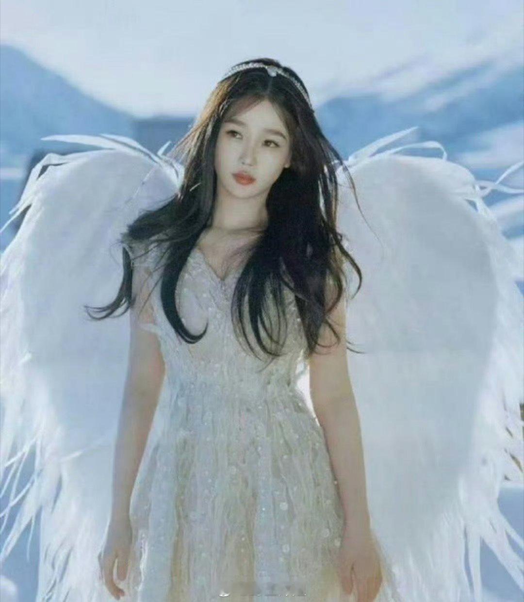一起来看看赵露思跟虞书欣的同款羽毛翅膀造型，这两位95花轮流安静了一阵啊，此消彼