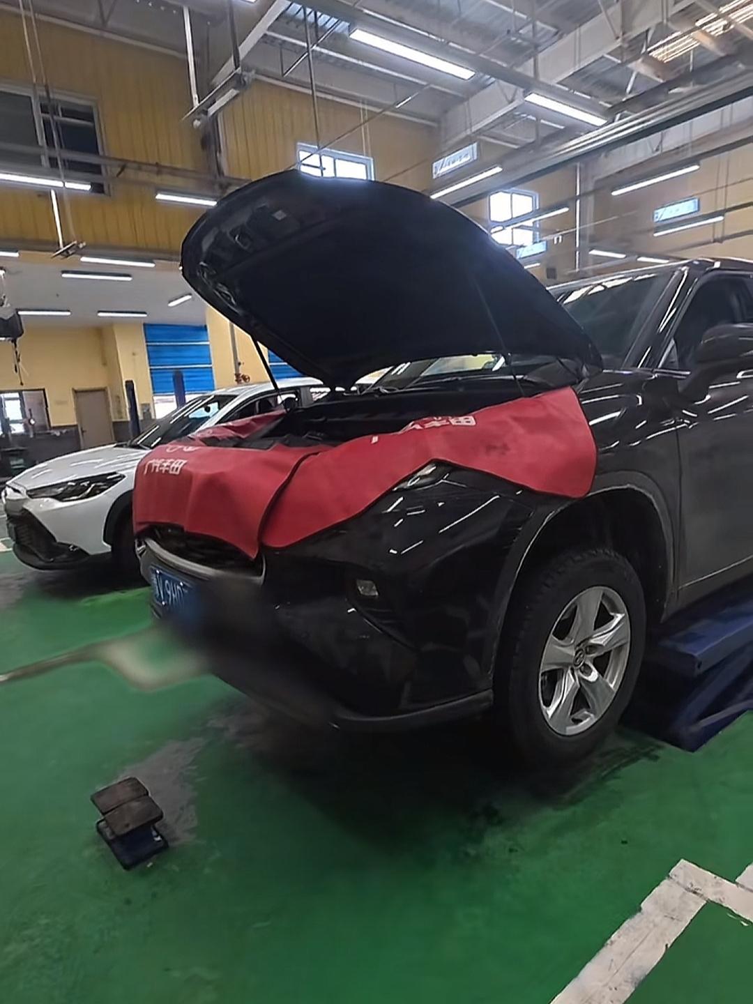 俗话说车不怕开就怕放，在选择一台二手车时总会有这样的纠结：两台车价格接近，一台