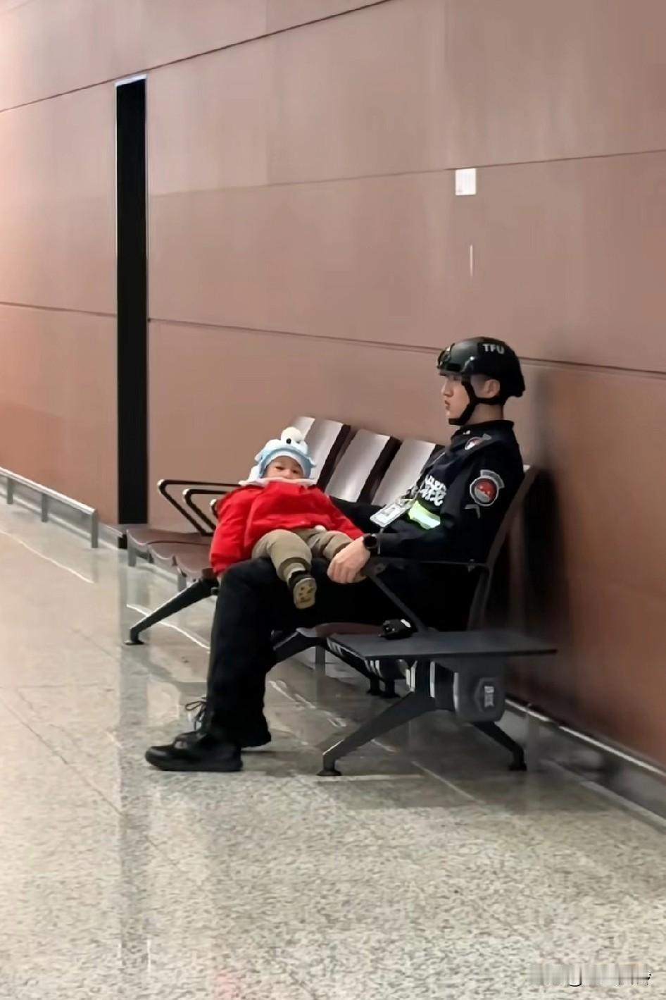 上班还要帮忙带娃，小哥：别拉屎，别拉屎，千万别拉屎这娃娃亲人抱一下还得看人哭不