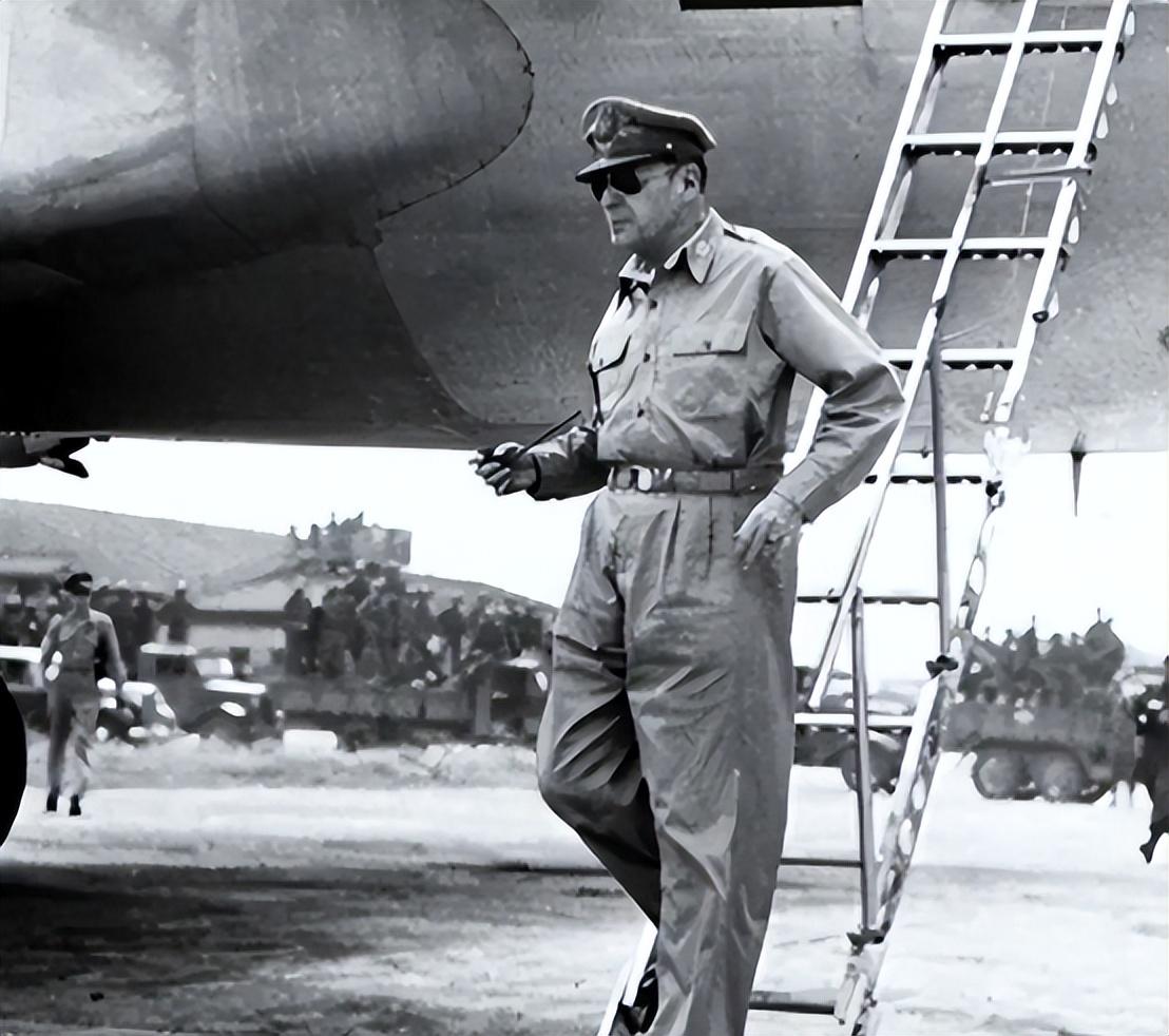 1962年，当时已经82岁的麦克阿瑟惊闻印度跟中国开战了，赶紧写了一篇文章，言辞