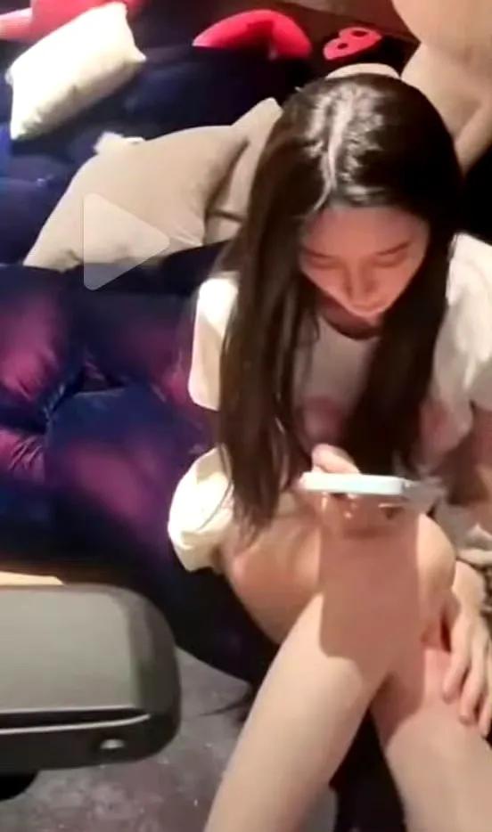 男人都不能免俗，明星也不例外！老婆镜头里大腿露多了，黄子稻直接破防[笑着哭]