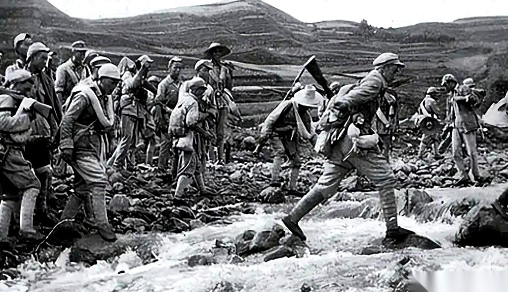 七千人，撞上将近三万美军。人均子弹不到三十发，对面是清一色的坦克重炮。上级的