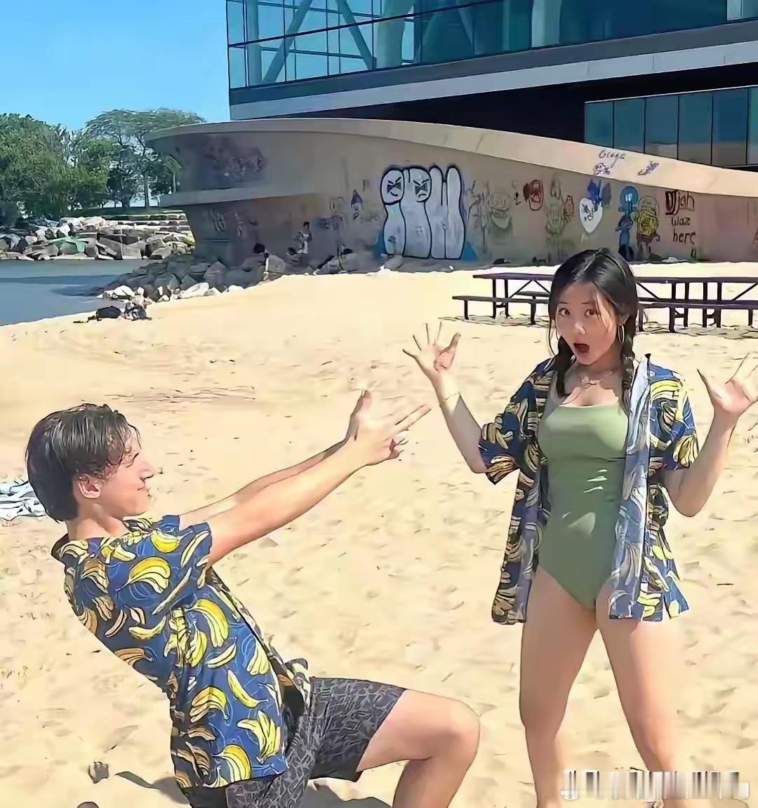 留学生事件发酵，黄多多留学照片曝光，与同学穿情侣装，拍照就是o字口型，眼神也很涣