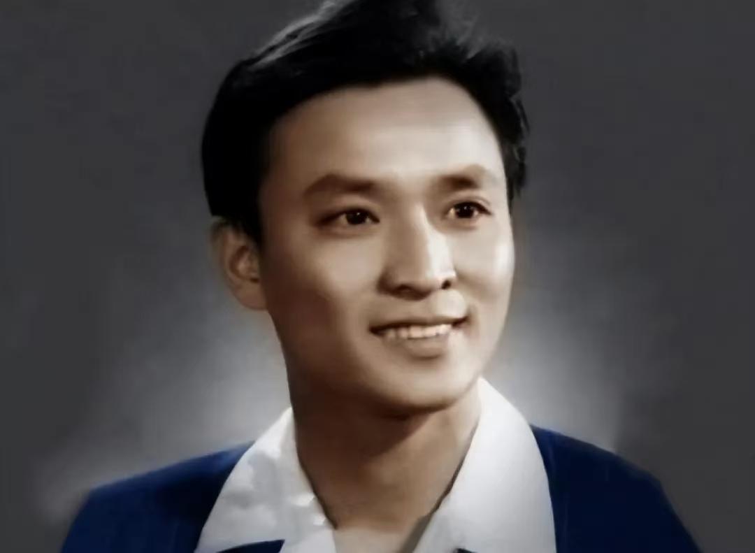 他是著名的影视、话剧表演艺术家。1980年，凭借在电影《天云山传奇》中扮演男主