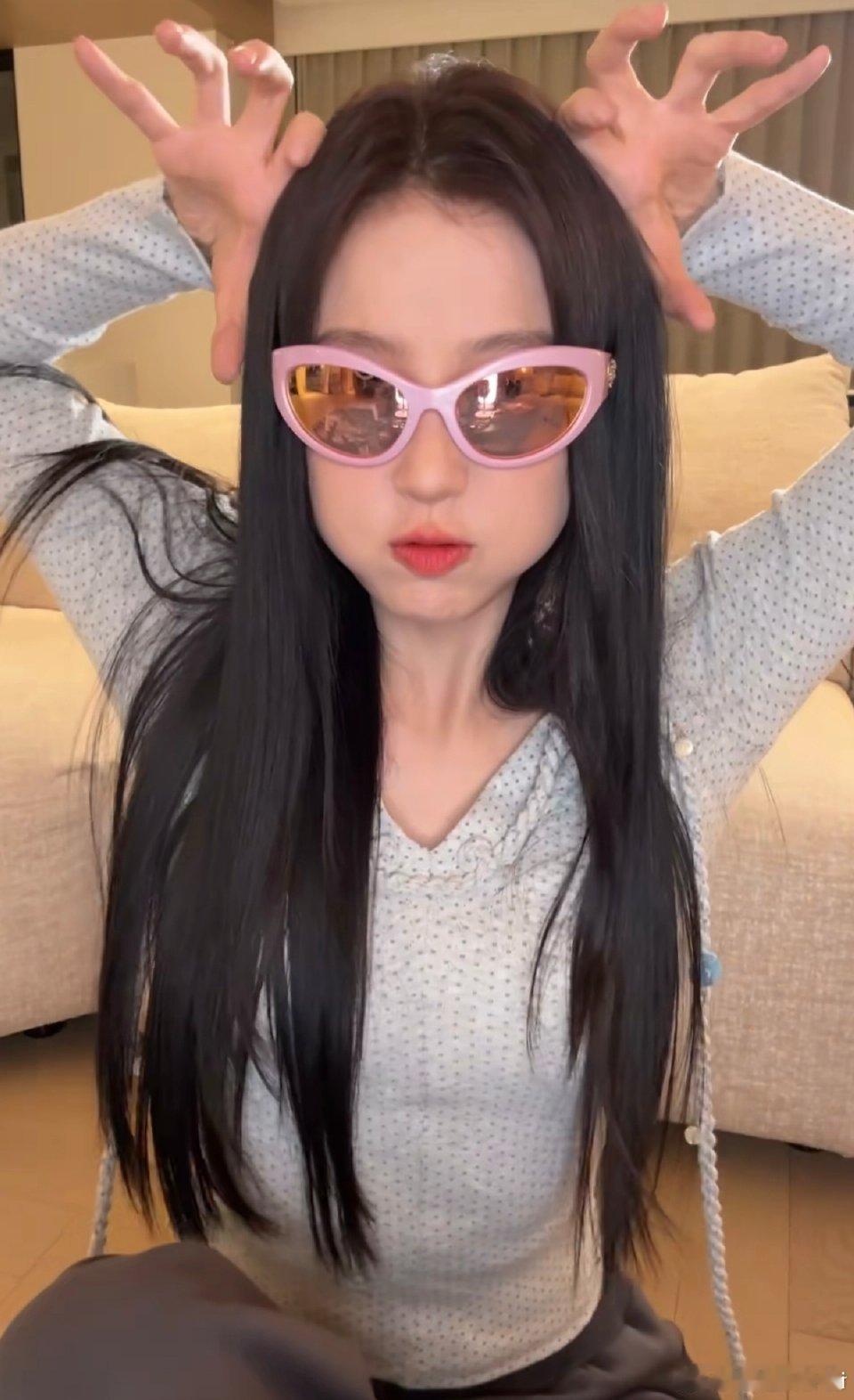 虞书欣每天一杯奶茶每天一杯奶茶还可以做到身材这么好吗哈哈哈真的好厉害喝的每一