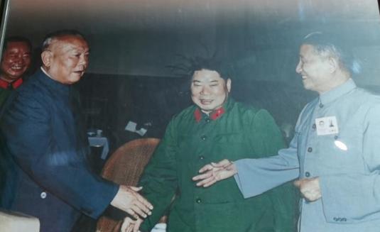 1983年6月，在一次会议上，四位开国元勋在一起。最左边是开国少将张廷发，当时担