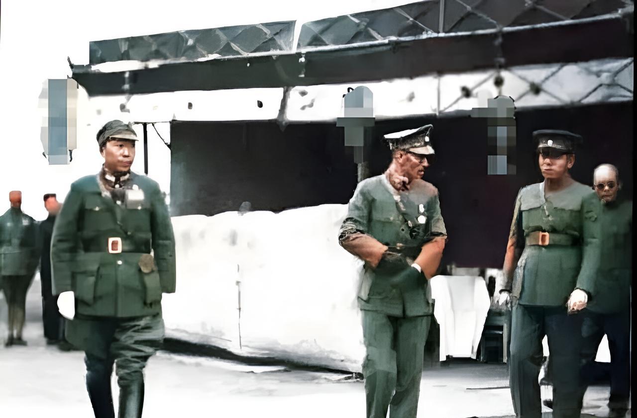 这是蒋中正49岁这一年最接近死亡的时刻。1936年12月4日，蒋中正带领部分下属