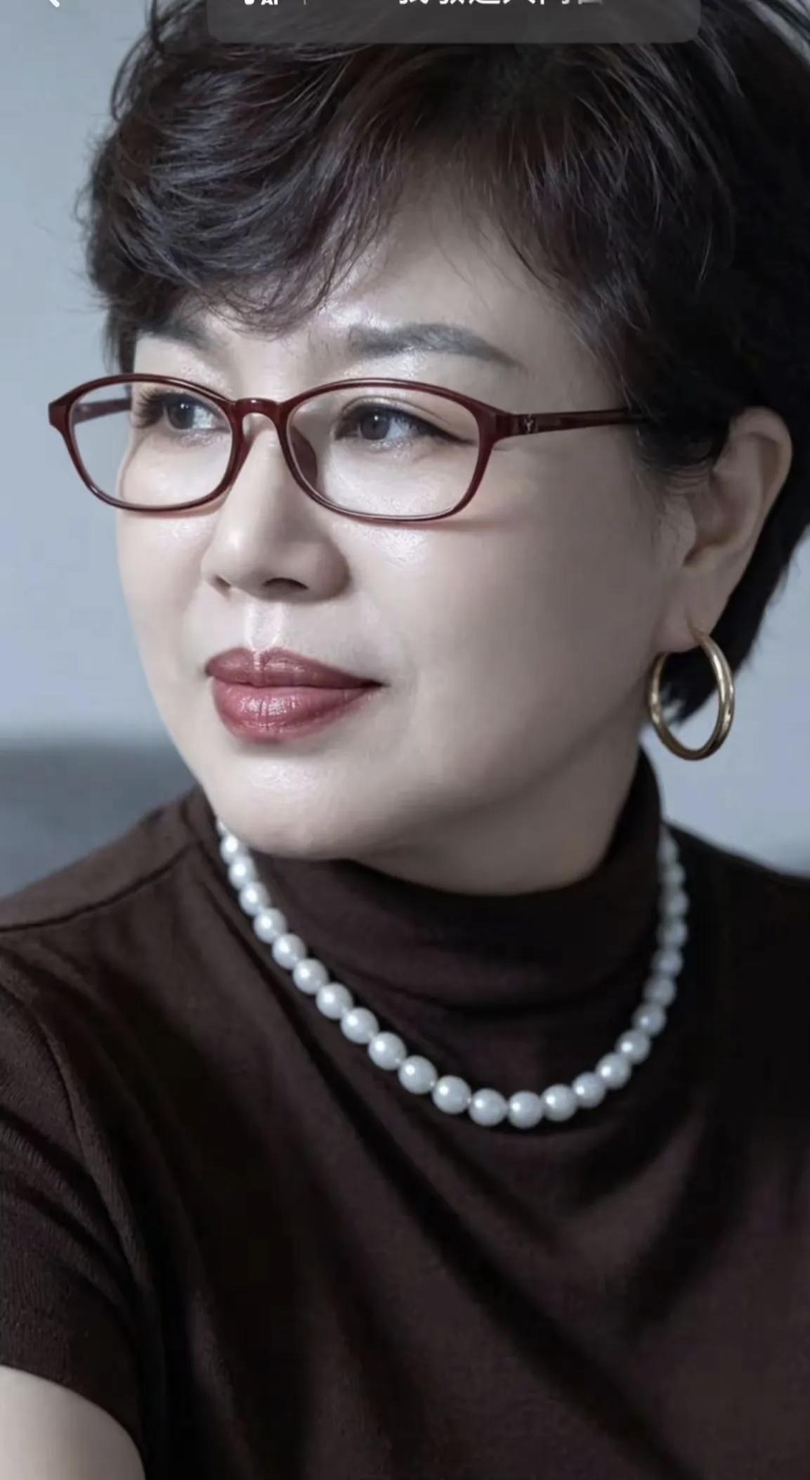 我今年五十八岁，已经绝经，平时注重保养，长相尚可，身材丰满。儿女都已经成家立业