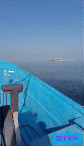 伊朗渔民挺硬气的，一名伊朗渔民胆大包天，在波斯湾靠近一艘美国军舰并通话，要求其升