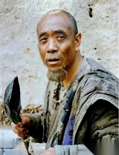 他花了28年讨饭，攒下了230亩地，盖了座气派的大宅子。然后，在他49岁那年，