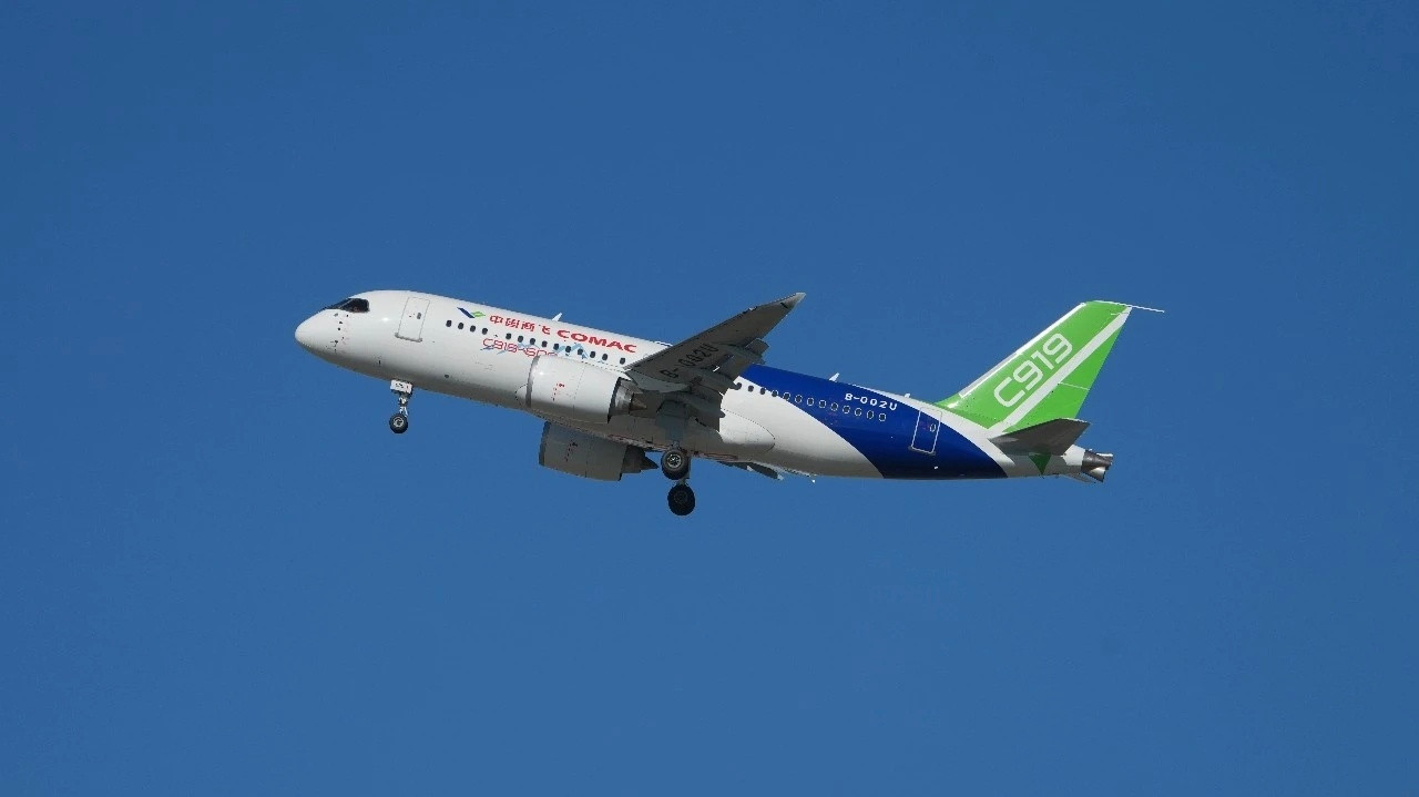 C919高原型首飞C919高原型今天在上海首飞成功，空中飞行1小时59分钟，完成