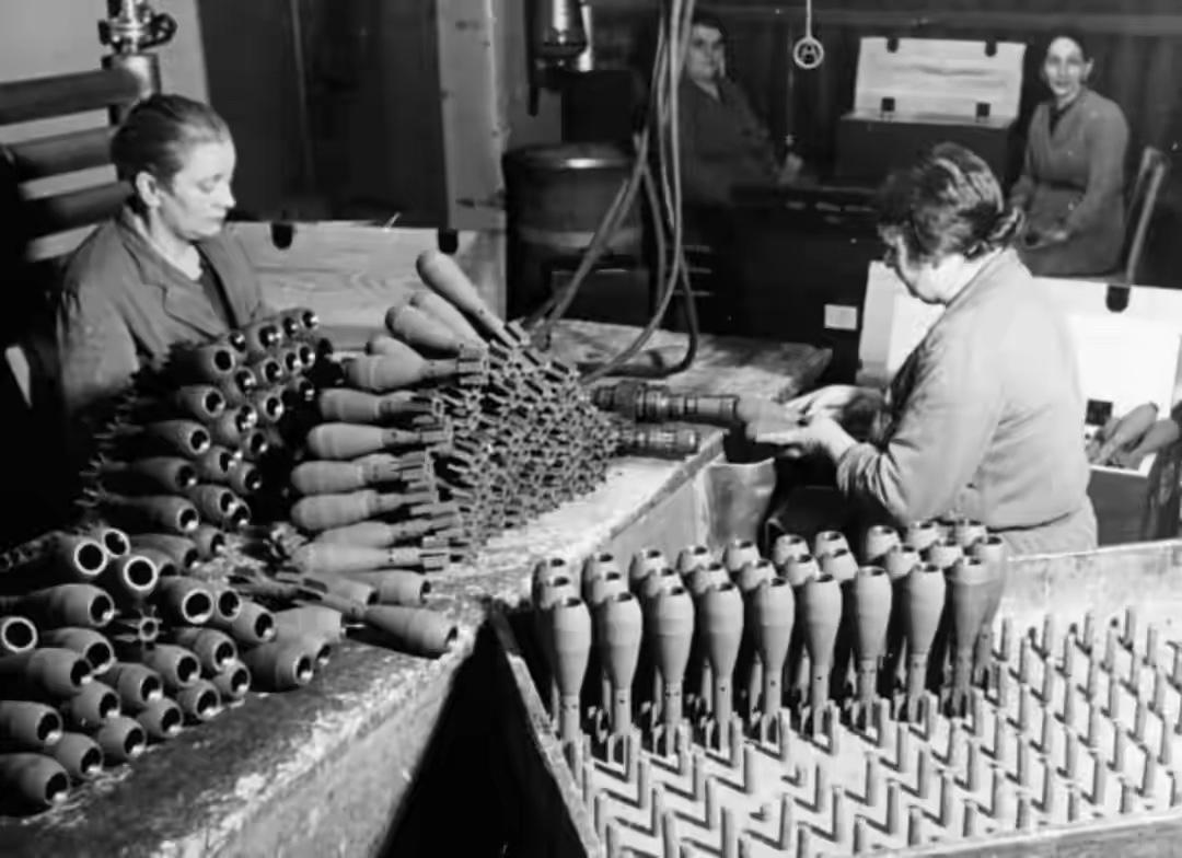 二战欧洲战场东线有多恐怖?二战中盟军在西线战场歼灭德军约100多万。而在