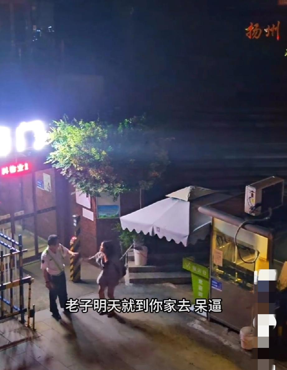 9月10日，南京某小区，一女子与保安发生争执，女子冲进保安亭揪打保安还大叫：“强