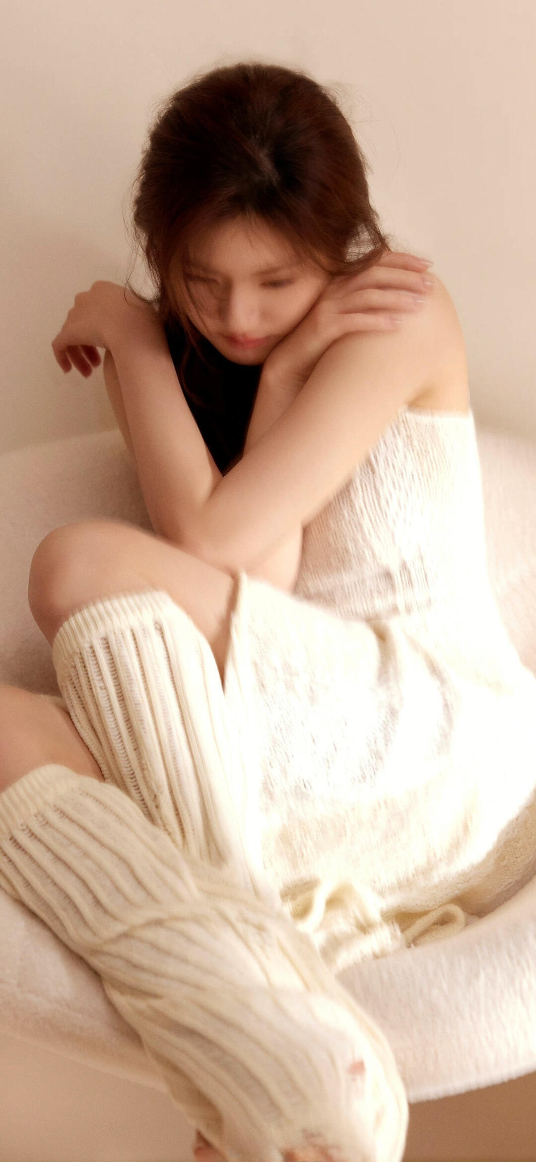 赵露思米色吊带睡衣好有感觉