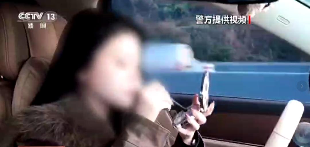 罚的好！温州高速上，一辆车正在疾驰，驾驶座上的女子双手离开方向盘，吃着零食、晃着