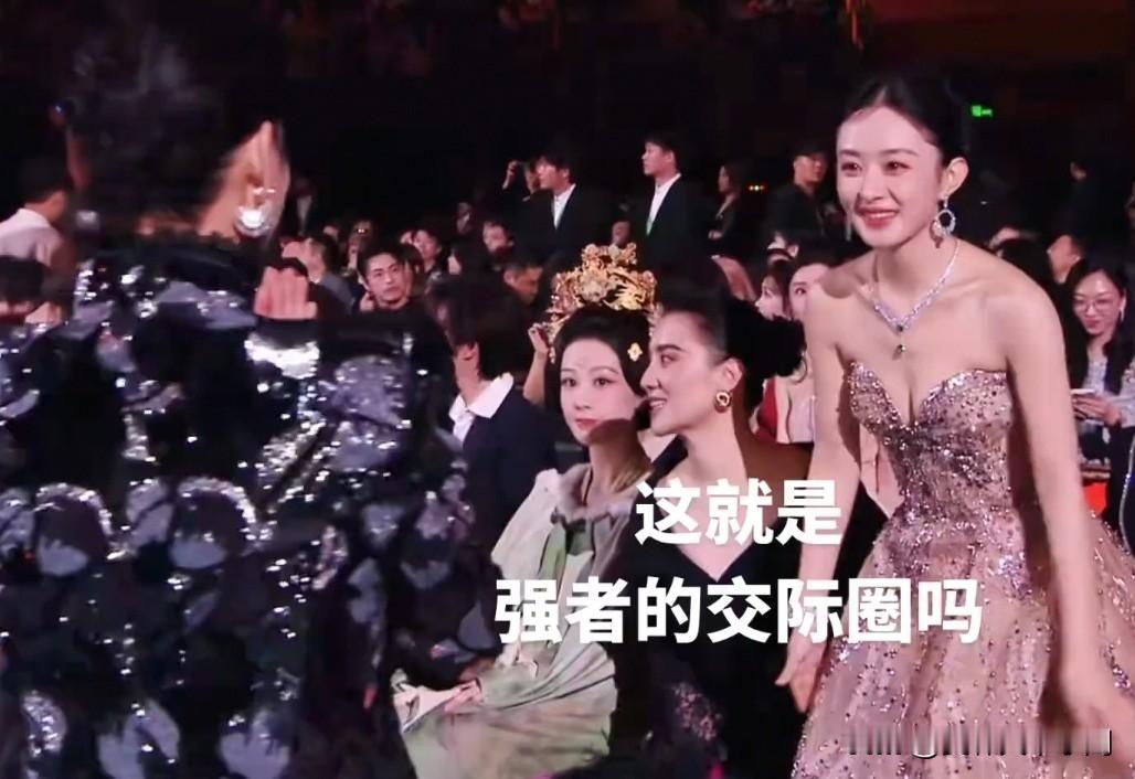 颖宝真的好有礼貌，惠英红老师过来说话，她一直含腰点头，一点大牌架势没有，好谦逊！