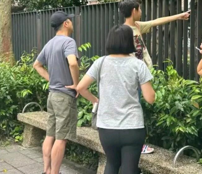 64岁的庾澄庆被拍到去接女儿放学，时间过的真是快啊，他与二婚妻子的孩子都快八岁了