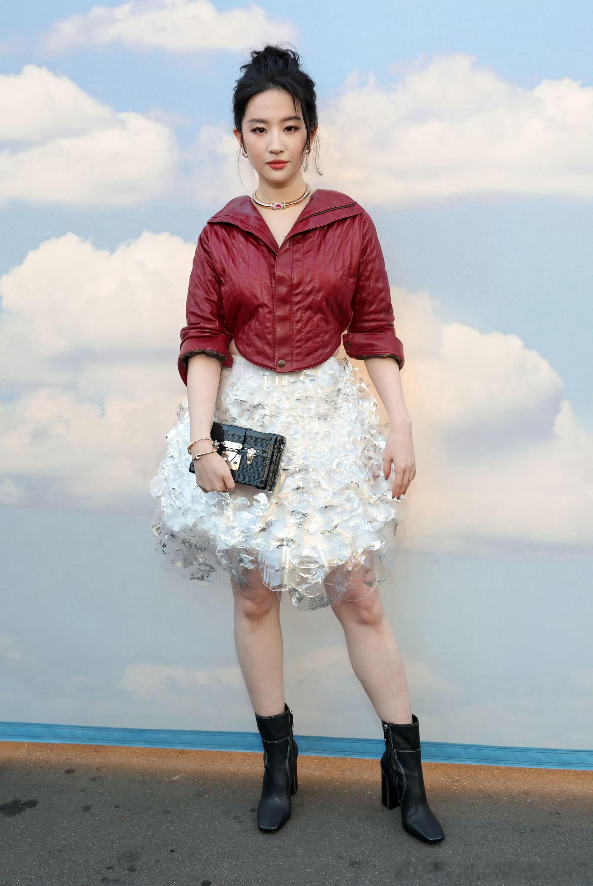 刘亦菲、朱一龙vogueworld生图这是什么丑衣服……外媒拍的刘亦菲朱一龙