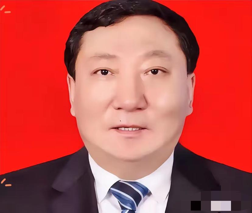 刚看到消息，鞠毅落马了。​62岁，前脚刚从武威市政协主席的位子上退下来，转任省