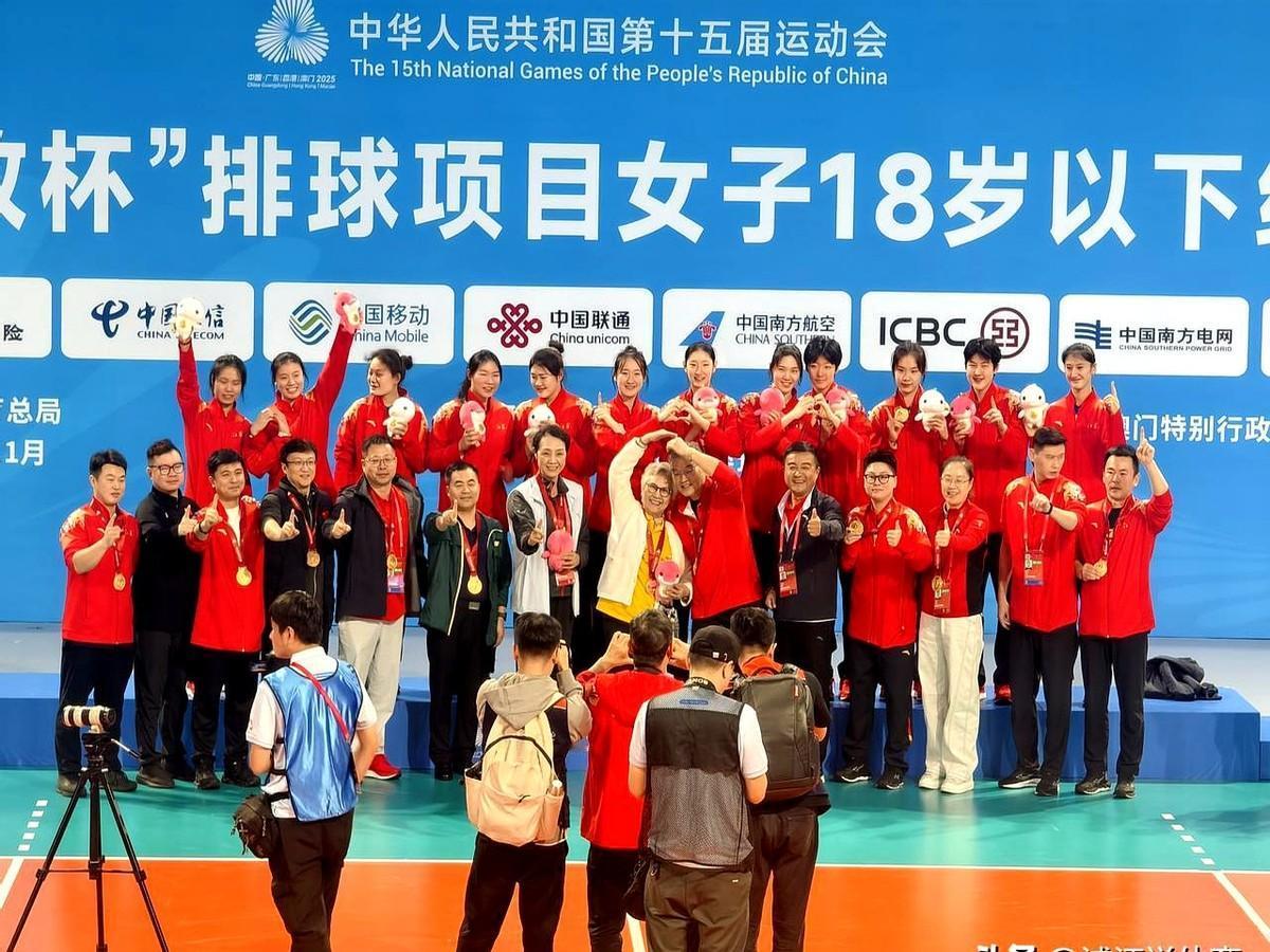 谁说教练非得年轻化？江苏排管中心这次就没信这个邪。他们请来七十岁的沈富麟带U18