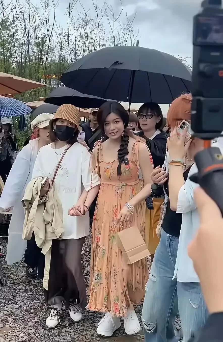 突然就理解陈晓了。路人视角下的陈妍希竟然长这样。完全没有精修图的少女感。没