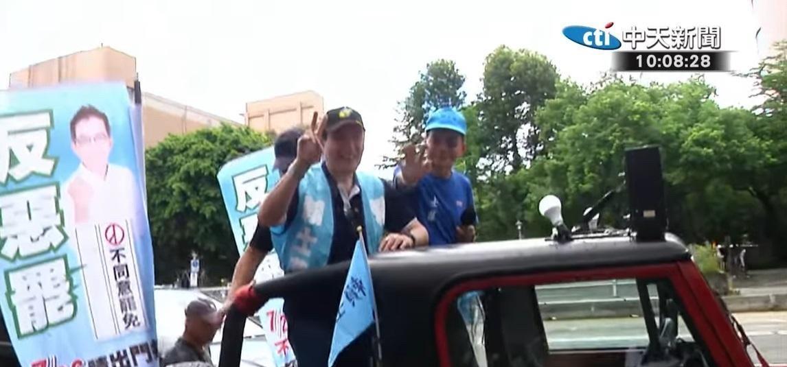 马英九陪同赖士葆车队扫街遇民众闹事遭逮捕！　距离726首波立委罢免投票只剩2天