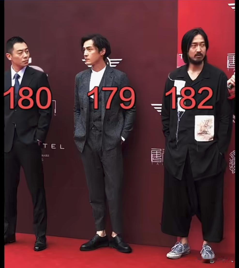 朱亚文、胡歌、王传君参加活动时，一张罕见的合影。他们三个的身高在娱乐圈里，应该算
