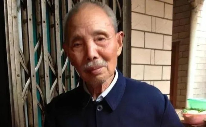 2003年，贵州，1男子掉进河里，被60岁老汉搭救。为报恩，男子常去照顾老汉，俩