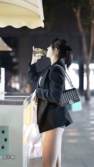姑娘你怎么能一个人喝酒呢？怎么都应该叫上我