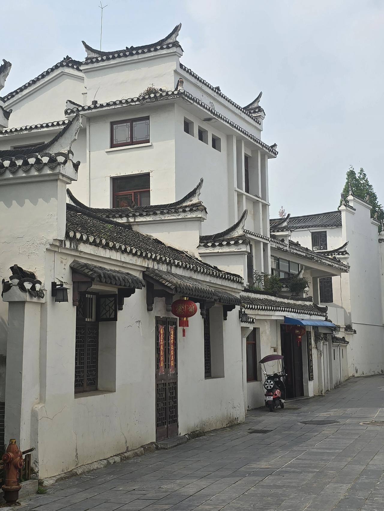 徽派建筑是中国著名的建筑流派，以前只知道徽派建筑是“黛瓦、粉壁、马头墙”，印象并