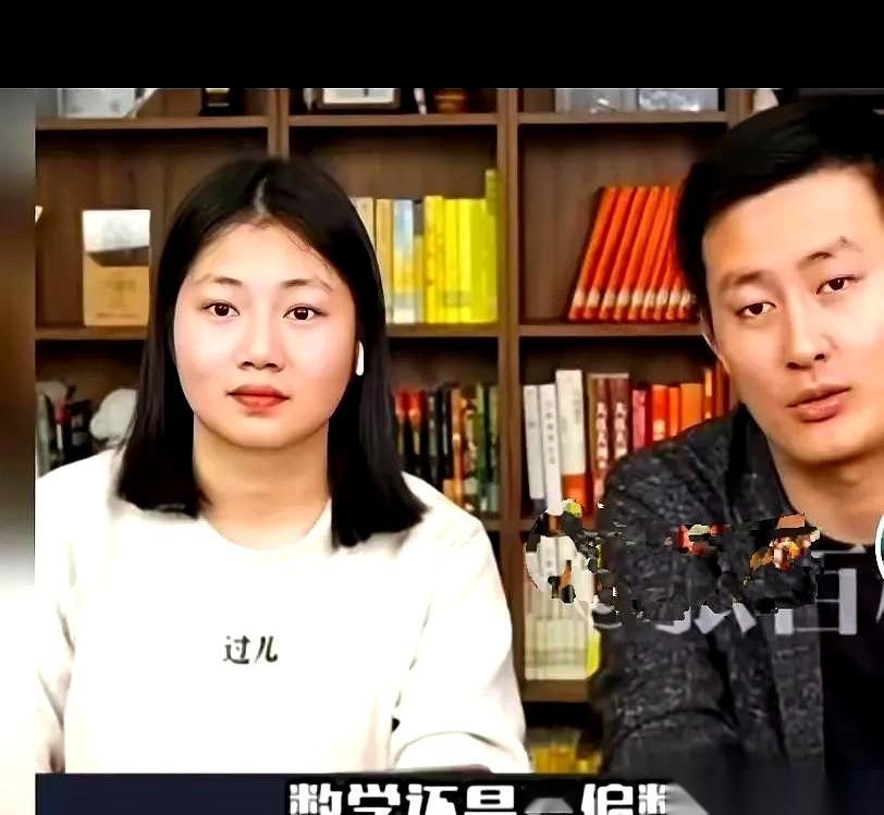 都说张雪峰显老，熬不住了，可我点开他徒弟武亮的直播间，才真感觉后背发凉。那小伙