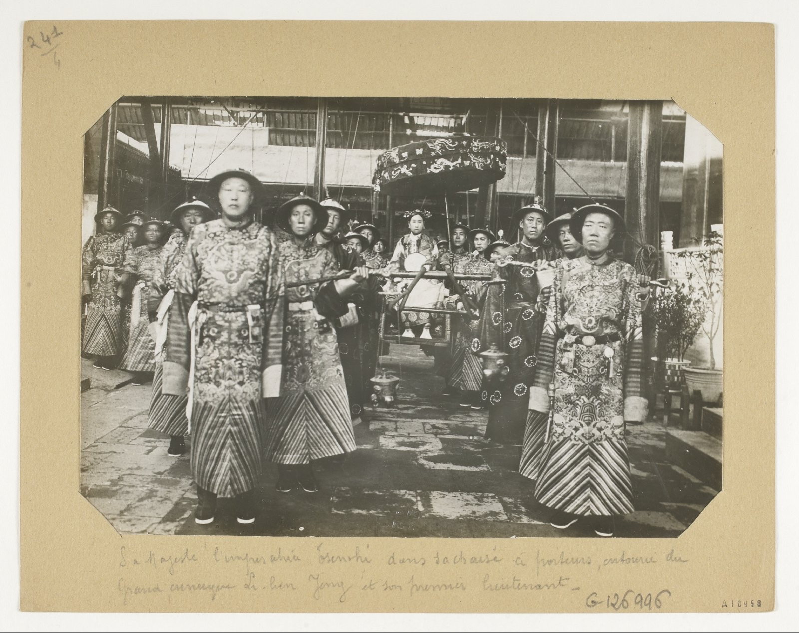 慈禧，1861年辛酉政变后垂帘听政，作为同治、光绪两朝最高统治者，掌权近47年，是晚清极具争议的核心
