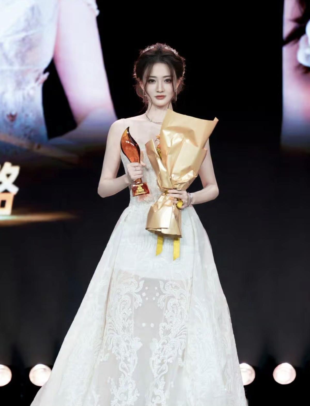 要是乔任梁在徐璐是世界最幸福的女人👩[比心]这身衣服加上她的头饰盘发造型很适合