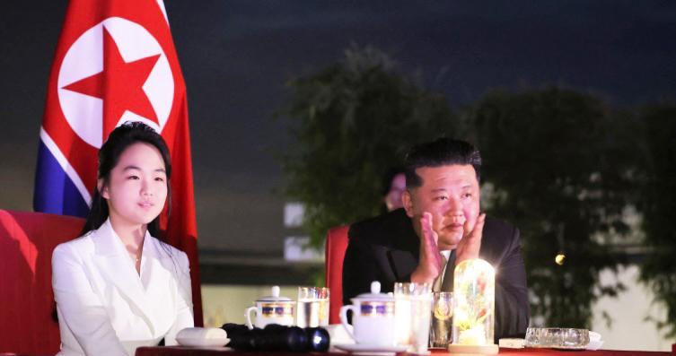 韩国媒体，引述朝鲜国家媒体图像显示，朝鲜领导人金正恩携其女儿、可能的继承人金主爱