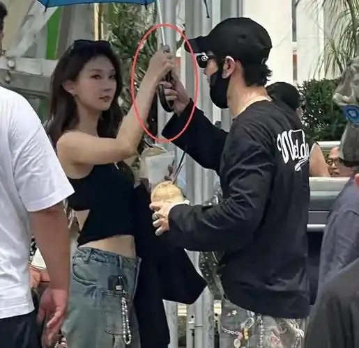 黄晓明新恋情曝光，前脚旧人风波未平，后脚身边已经换了新人。不少人还记得，前段时间叶珂直播聊起过往，吐