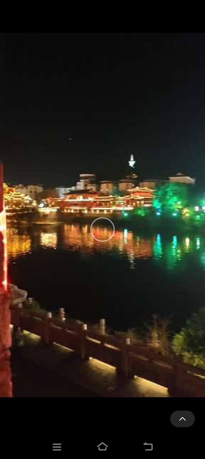 夜幕下的古城，灯火阑珊，倒映在静谧的河面上，美不胜收。