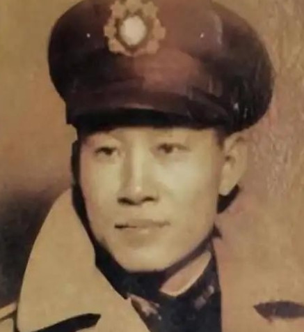 1951年，孙立人脱了衣服钻进被子，习惯性地搂住老婆，结果手感不对，吓得他立马滚